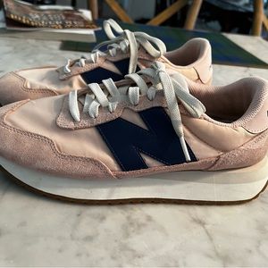 New Balance sneakers Women’s size 9. Soft pink with navy emblem. Excellent cond
